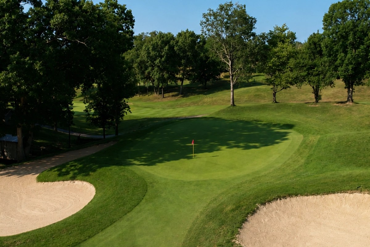 View of the green on Hole 5 at EagleSticks Golf Club