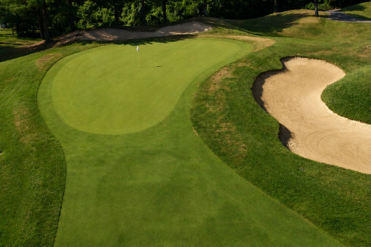 View of the green on Hole 9 at EagleSticks Golf Club