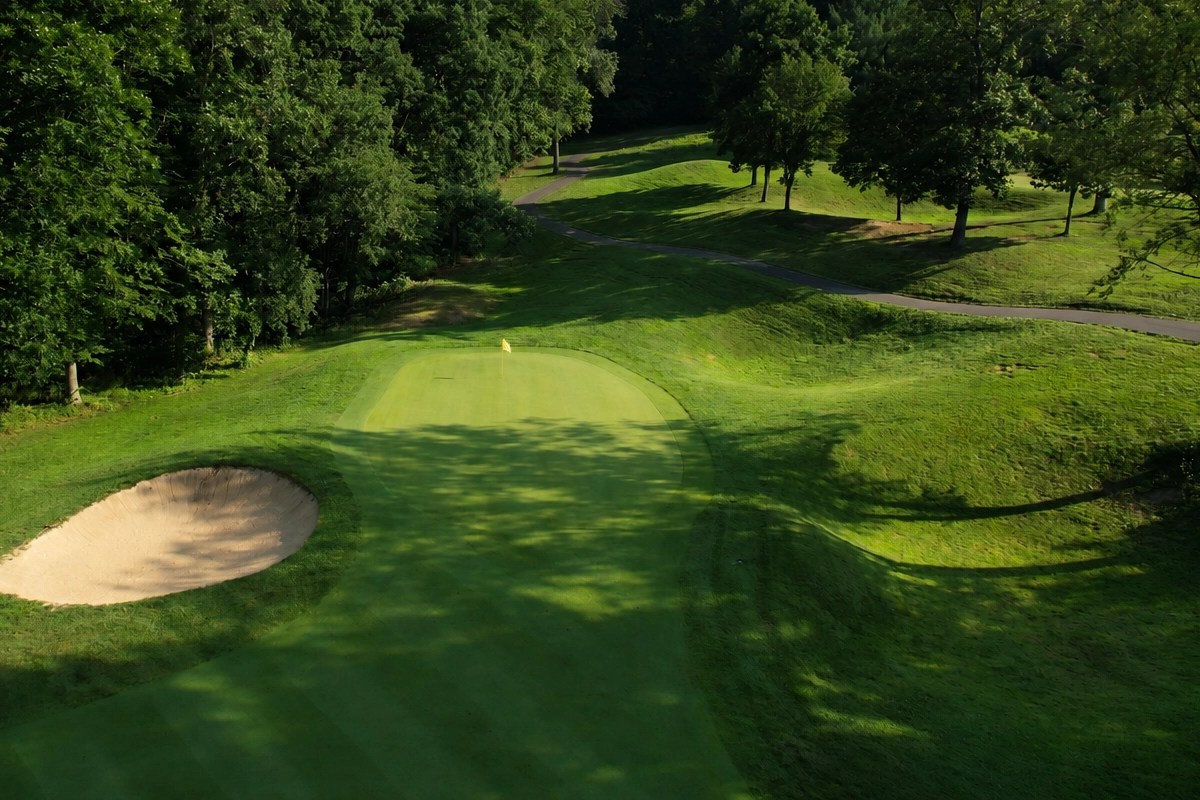 View of the green on Hole 3 at EagleSticks Golf Club