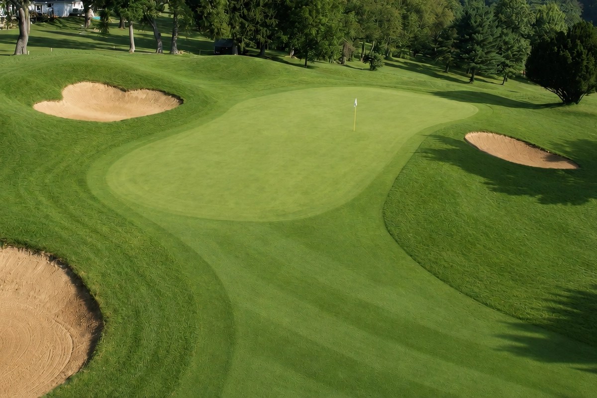 View of the green on Hole 2 at EagleSticks Golf Club